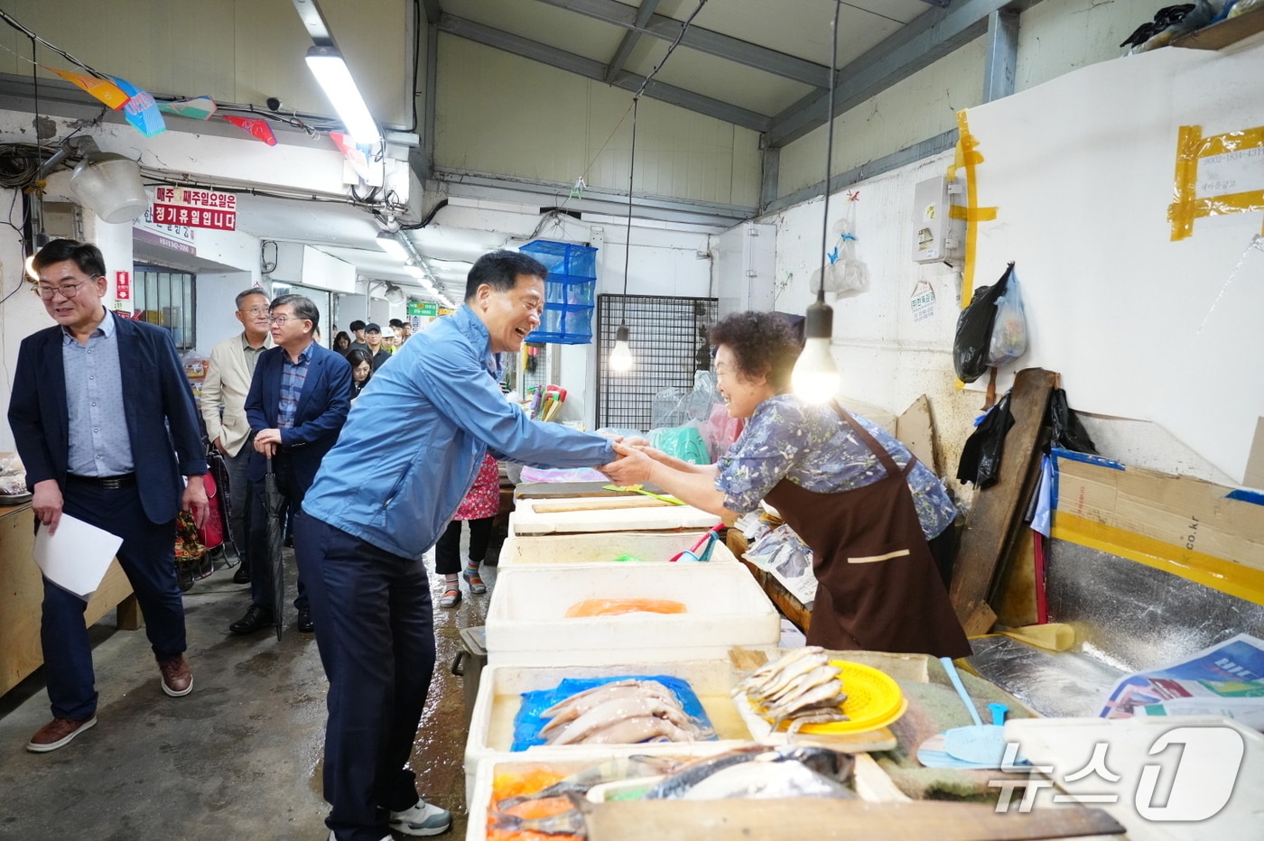 이승로 성북구청장이 밤나무골시장을 방문해 시장 상인들과 의견을 나누고 현장 상황을 점검했다.(성북구 제공)