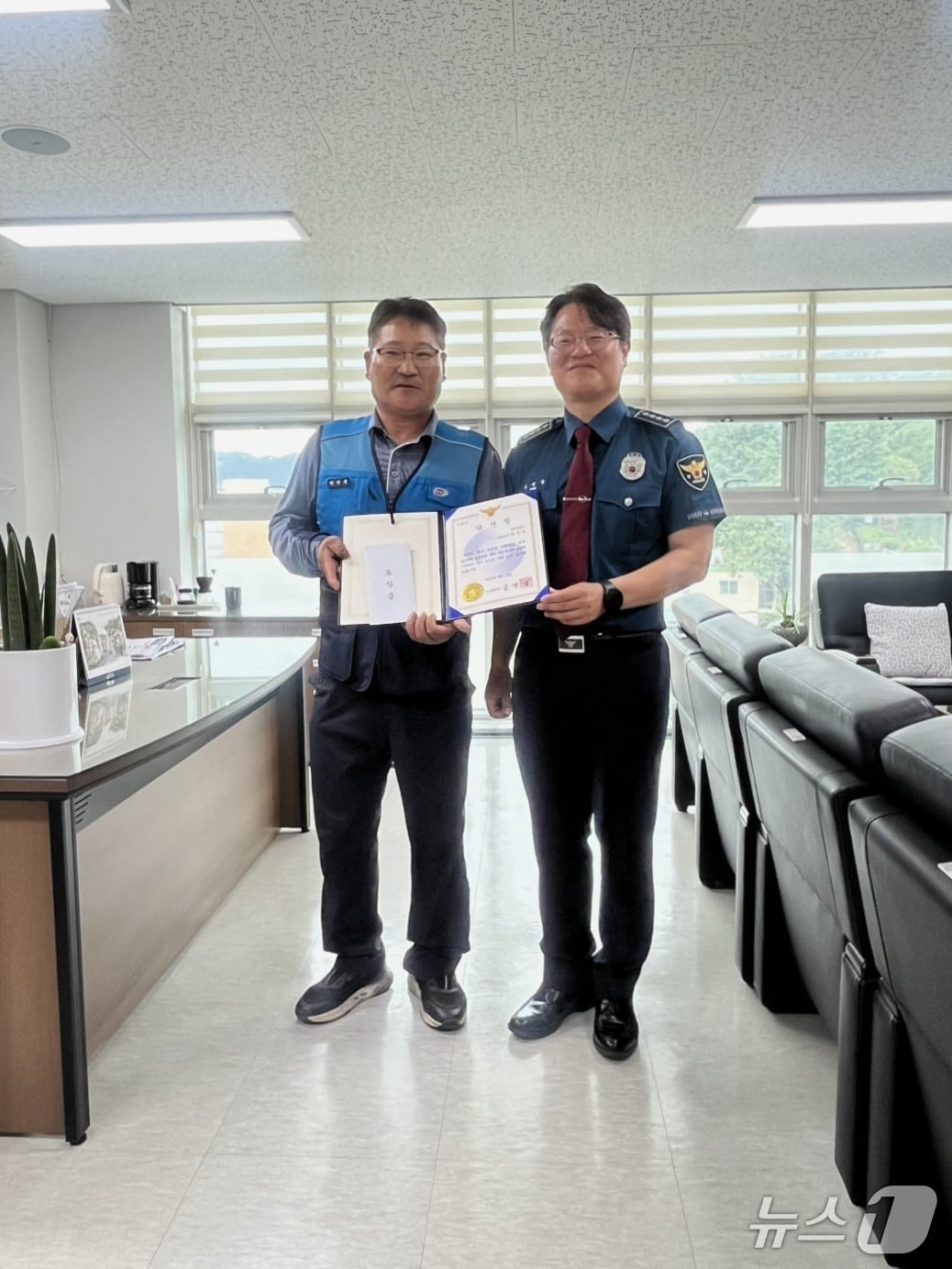 강원 속초경찰서, 실종된 지적장애인을 조기에 발견하고 구조에 기여한 양양우체국 집배원에 감사장 등 전달.(속초경찰서 제공, 재판매 및 DB금지)