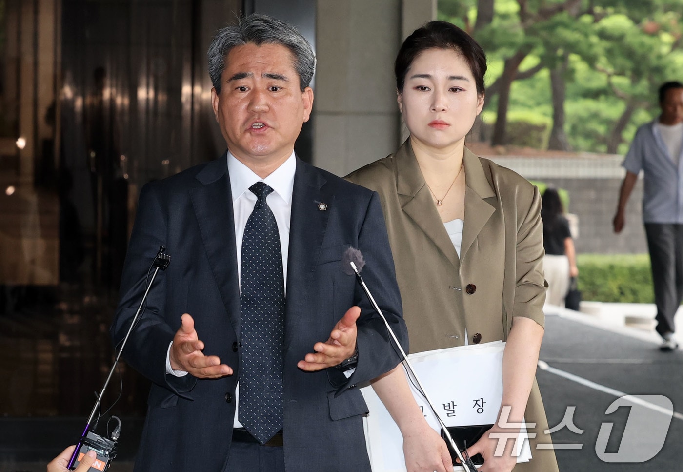 윤석열 전 대통령 법률대리인 송진호, 김계리 변호사가 26일 비화폰 기록 임의제출과 관련해 경호처 지휘부 등 8명을 대통령기록물 관리법 위반, 군사기밀보호법 위반, 직권남용 등으로 고발하기 위해 서초구 서울중앙지방검찰청에 들어서며 취재진의 질문을 받고 있다. 2025.6.26/뉴스1 ⓒ News1 박세연 기자