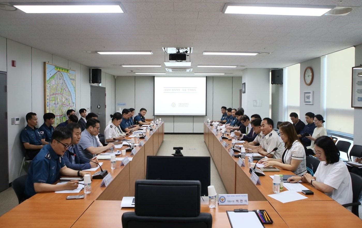  서울 강남경찰서는 최근 강남역 일대 고층빌딩에서 투신 시도가 잇따르면서 경찰이 소방, 구청 등 유관기관과 합동 대응하기 위해 26일 범죄예방대응 전략회의를 개최했다.