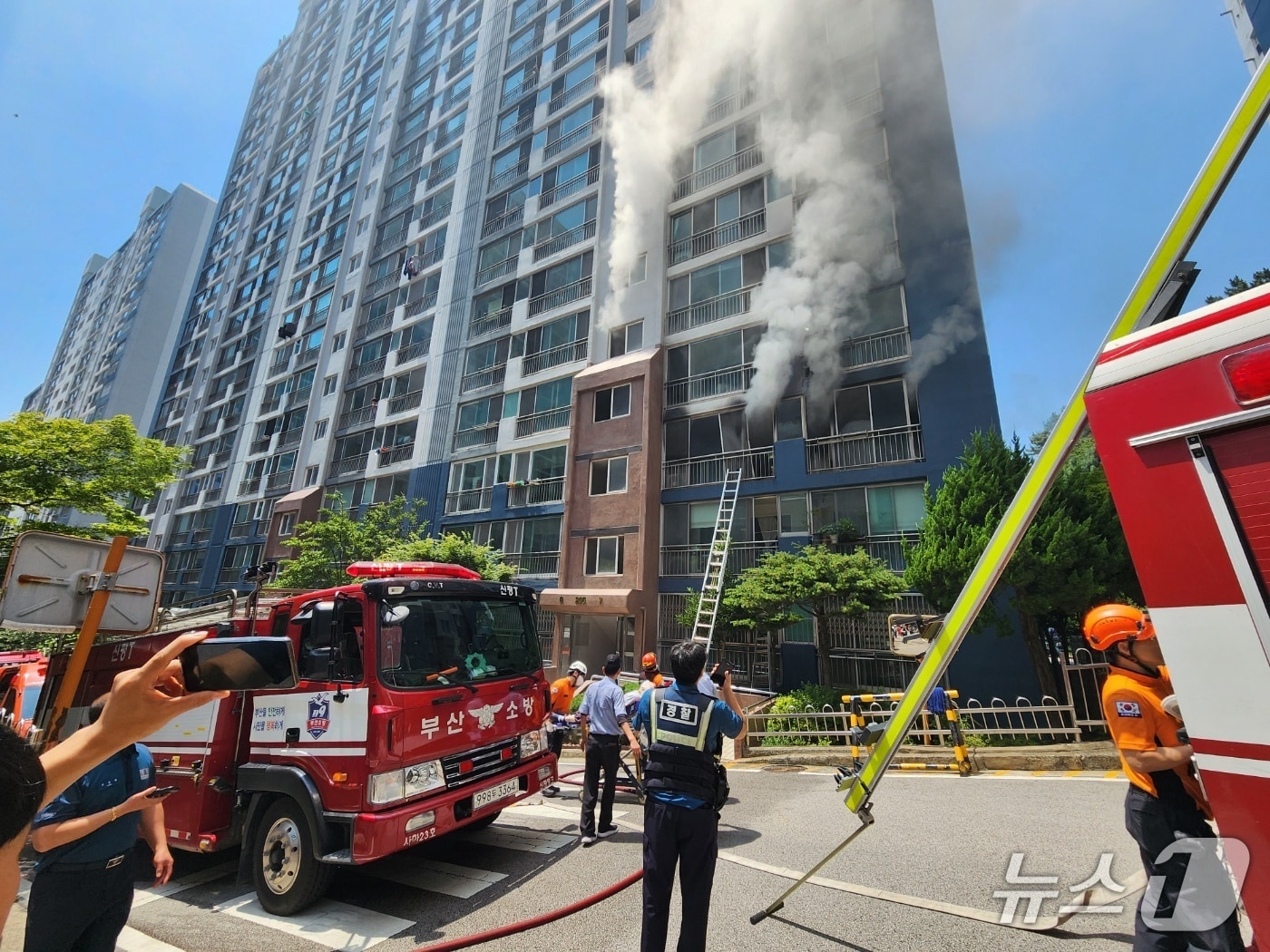 26일 오후 부산 사하구 신평동 아파트 화재 현장.(부산소방재난본부 제공. 재판매 및 DB 금지)