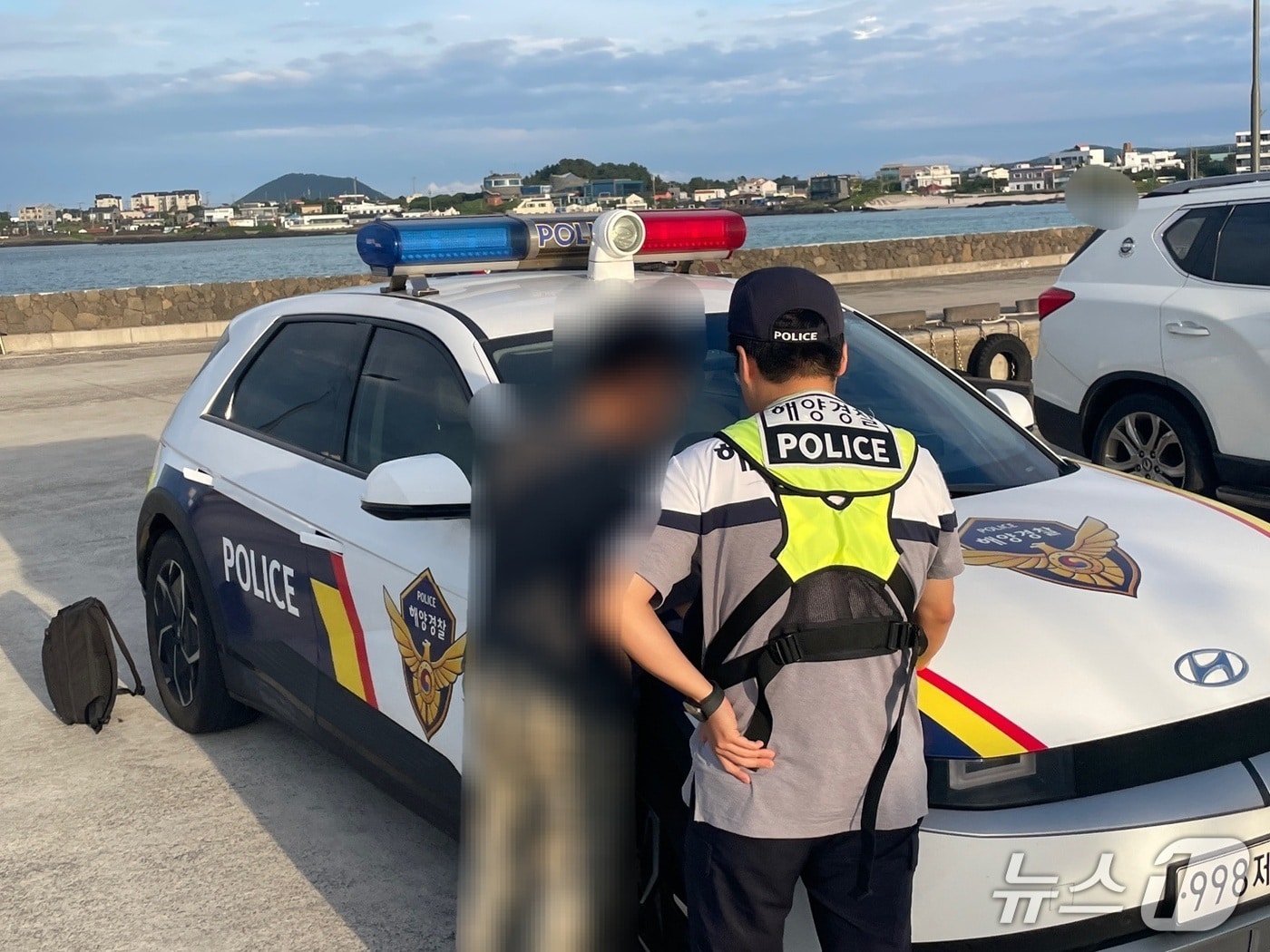 해경이 승선원 변동 미신고를 적발하고 있는 모습.(제주해양경찰서 제공. 재판매 및 DB 금지)