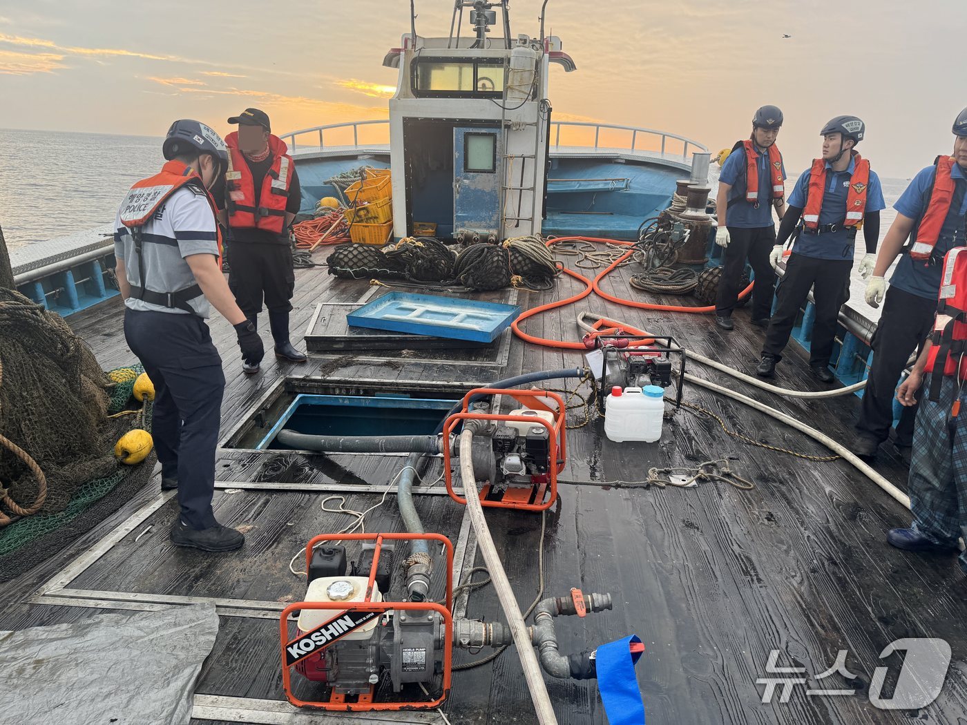 26일 오전 5시5분쯤 포항시 북구 흥해읍 칠포리 동방 3km 해상에서 '배가 침수되고 있다'는 신고를 받은 해경이 어선에서 물을 빼내고 있다.(포항해양경찰서 제공, 재판매 및 DB금지) 2025.6.26/뉴스1 