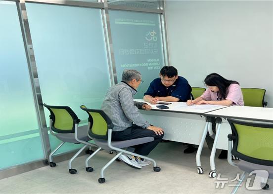 국가철도공단 영남본부 관계자들이 ‘찾아가는 국유재산 상담 창구’를 운영하고 있다.(국가철도공단 제공.재판매 및 DB금지)/뉴스1