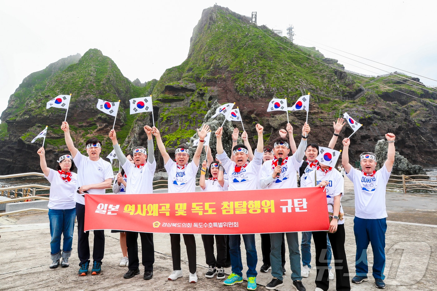경북도의회 독도수호특별위원회가 24~26일 울릉도와 독도에서 일본의 영토 도발과 역사왜곡에 단호히 맞서고, 독도에 대한 실효적 지배 강화를 위해 의정활동을 펼쳤다.ⓒ News1 김대벽기자