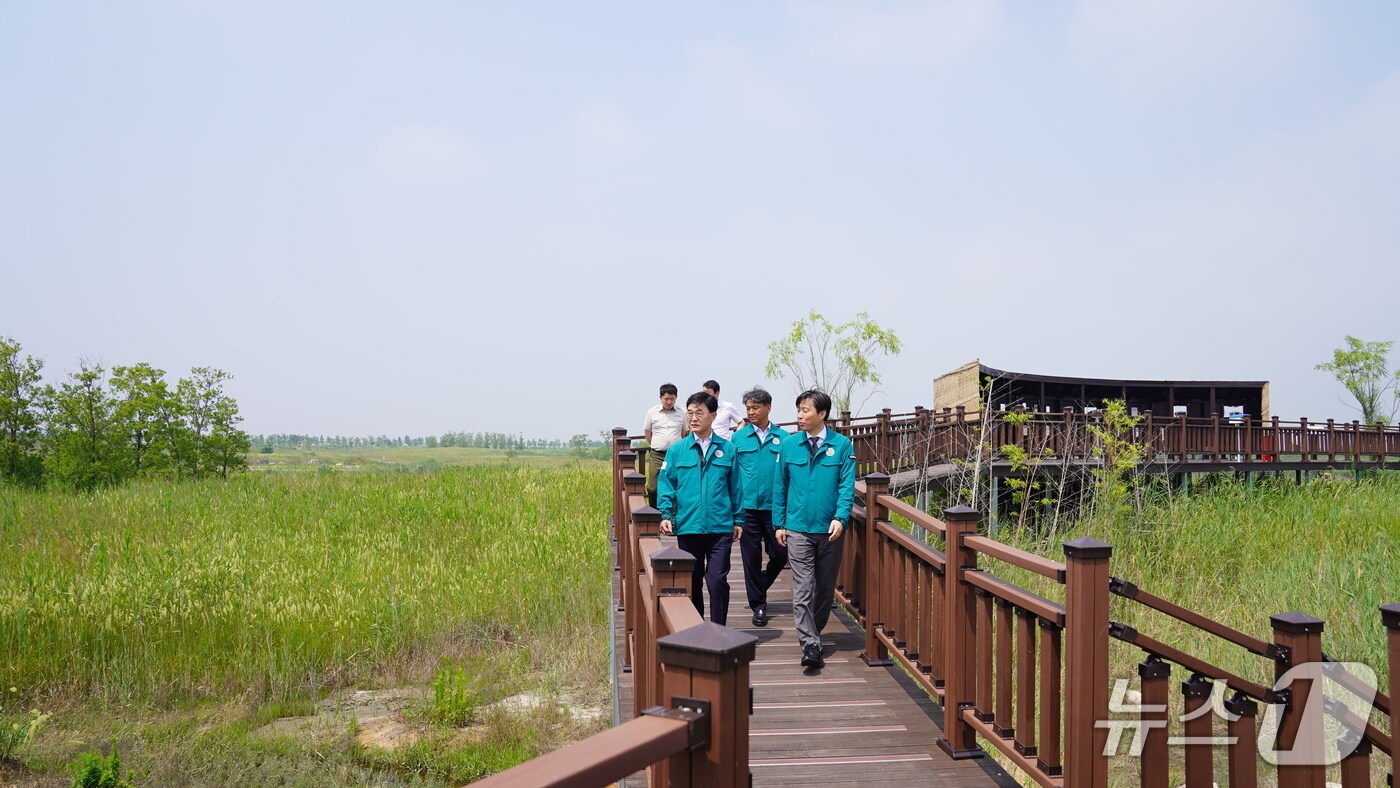 주대영 국립공원공단 이사장(사진 맨 왼쪽) 부안 새만금환경생태단지를 방문했다.(국립공원공단 제공. 재판매 및 DB금지)