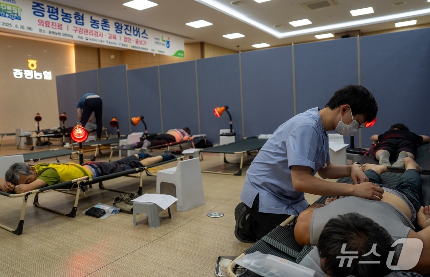 충북 증평군은 26일 증평농협 대회의실에서 '2025 농촌 왕진버스'를 성황리에 운영했다.(증평군 제공, 재판매 및 DB금지)/뉴스1