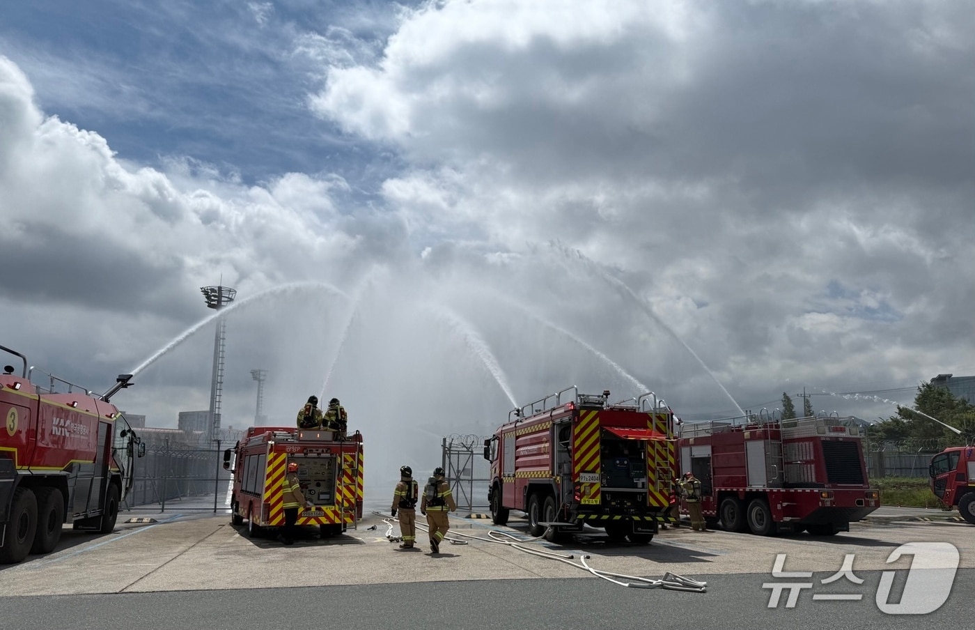 25일 김해공항 항공유 저장소에서 민·관·군 합동 시설물 화재 대응 훈련이 진행되고 있다.(김해공항 제공. 재판매 및 DB 금지)
