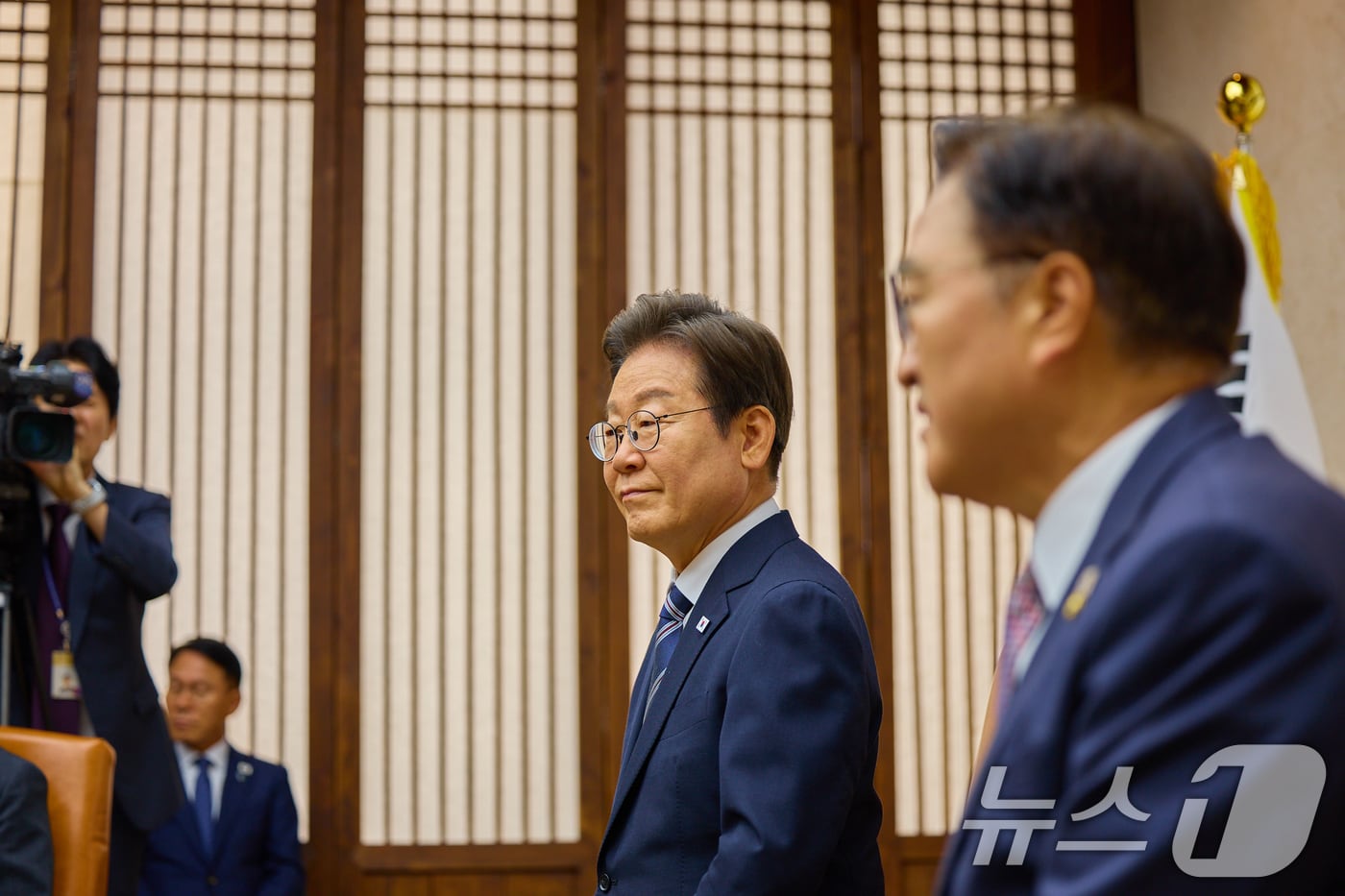 이재명 대통령이 26일 서울 여의도 국회에서 추가경정예산(추경) 시정연설에 하기 앞서 우원식 국회의장과 환담하고 있다. (대통령실 제공. 재판매 및 DB 금지) 2025.6.26/뉴스1 ⓒ News1 허경 기자