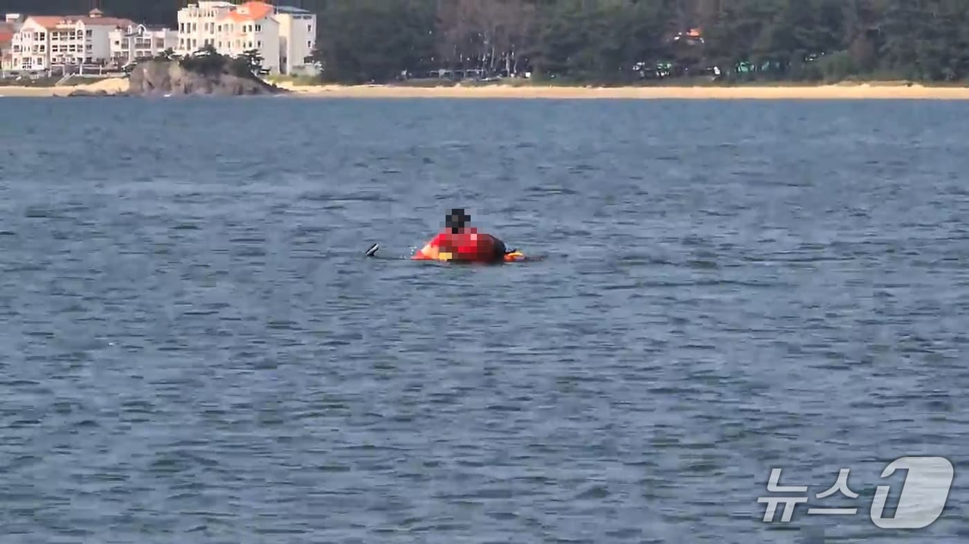 26일 태안 마검포항 인근 해상에 빠진 70대 남성을 해경이 구조하고 있다. (태안해경 제공, 재판매 및 DB금지) / 뉴스1