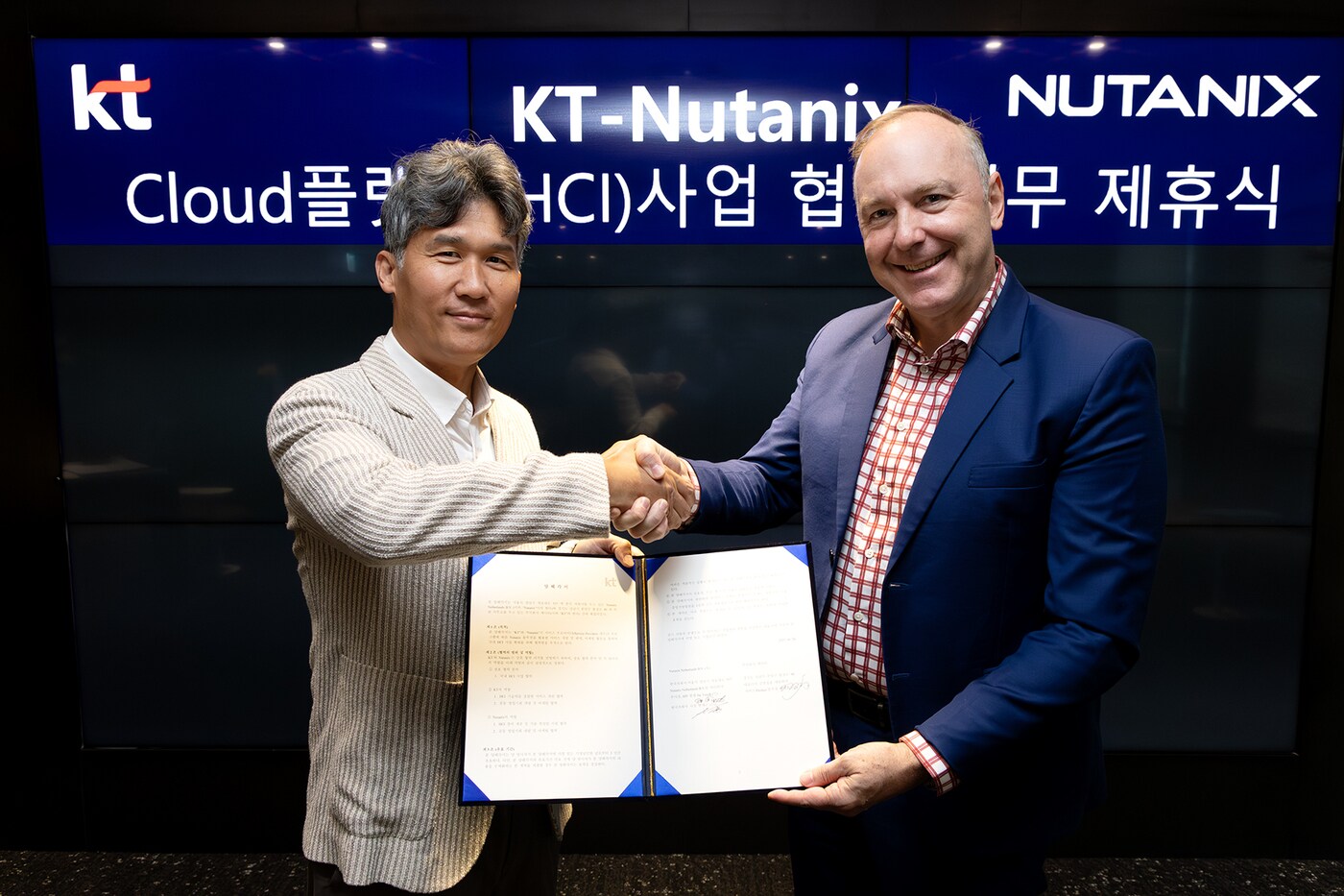 명제훈 KT 엔터프라이즈부문 서비스프로덕트본부장(왼쪽)과 제이 투세스 뉴타닉스 아시아태평양 총괄 부사장이 기념 사진 촬영하는 모습.(KT 제공)