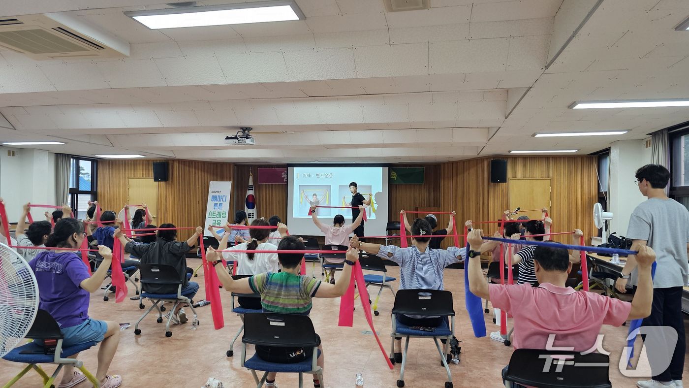 동래교육지원청에서 열린 '튼튼 뼈마디 스트레칭 교육'. (부산시교육청 제공. 재판매 및 DB 금지)