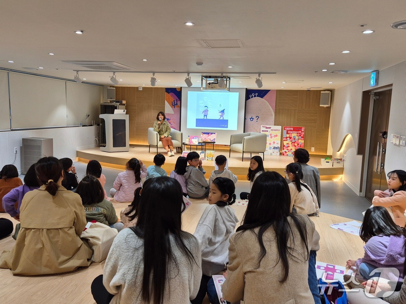 울산 동구가 조성한 '책 놀이터 북적북적'에서 작가와의 만남 프로그램이 진행되고 있다.(울산동구청 제공. 재판매 및 DB 금지)
