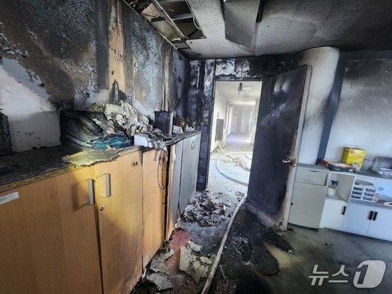 분신 소동으로 불에 탄 천안준법지원센터 (천안서북소방서 제공. 재판매 및 DB금지)/뉴스1