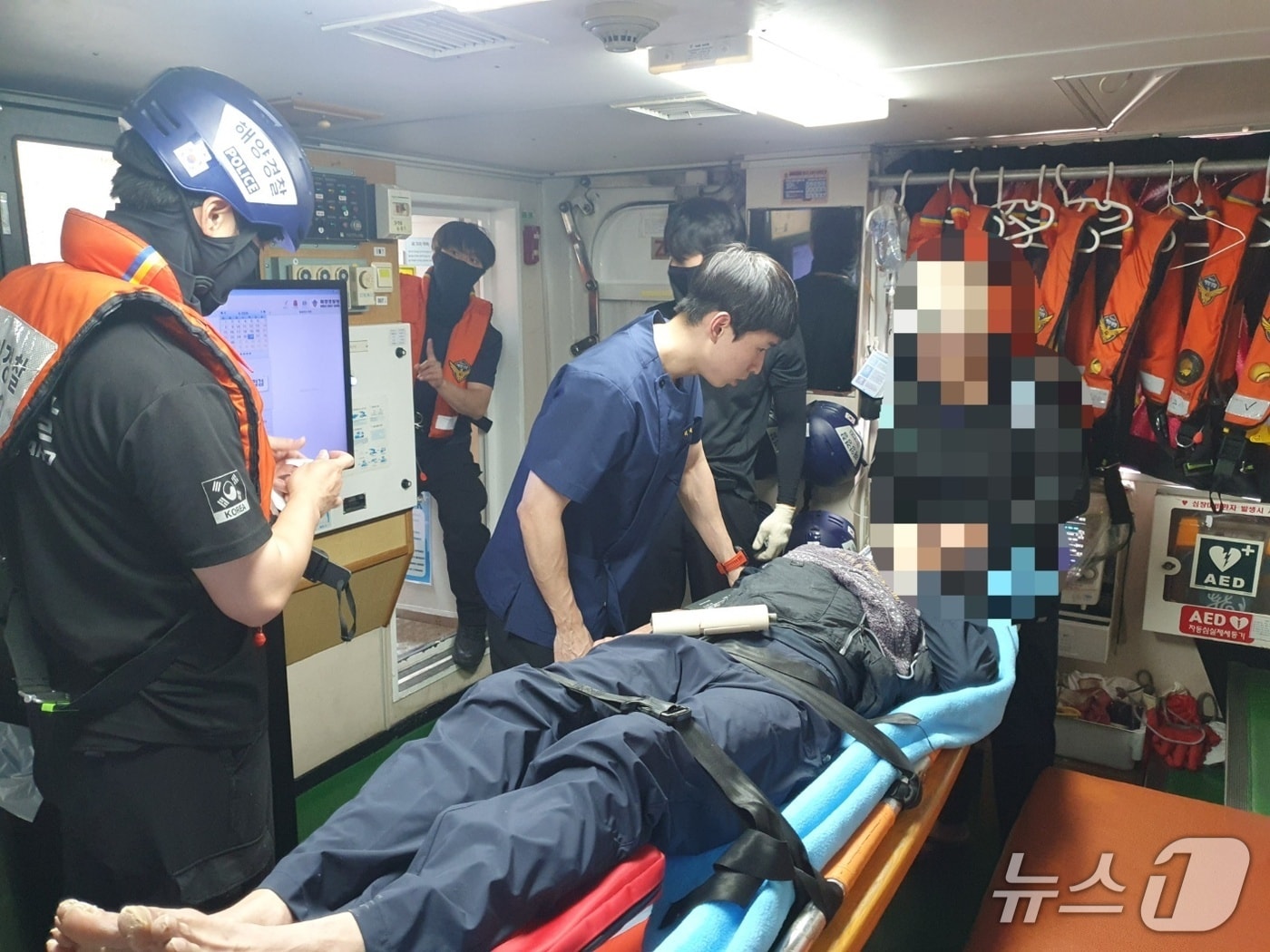 부안해경이 뇌진탕 의심 환자를 이송했다.(부안해양경찰서 제공. 재판매 및 DB금지)