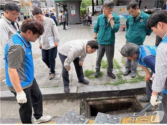 김성보 행정2부시장이 중구 소재 빗물받이를 점검하고 있다.(서울시 제공)
