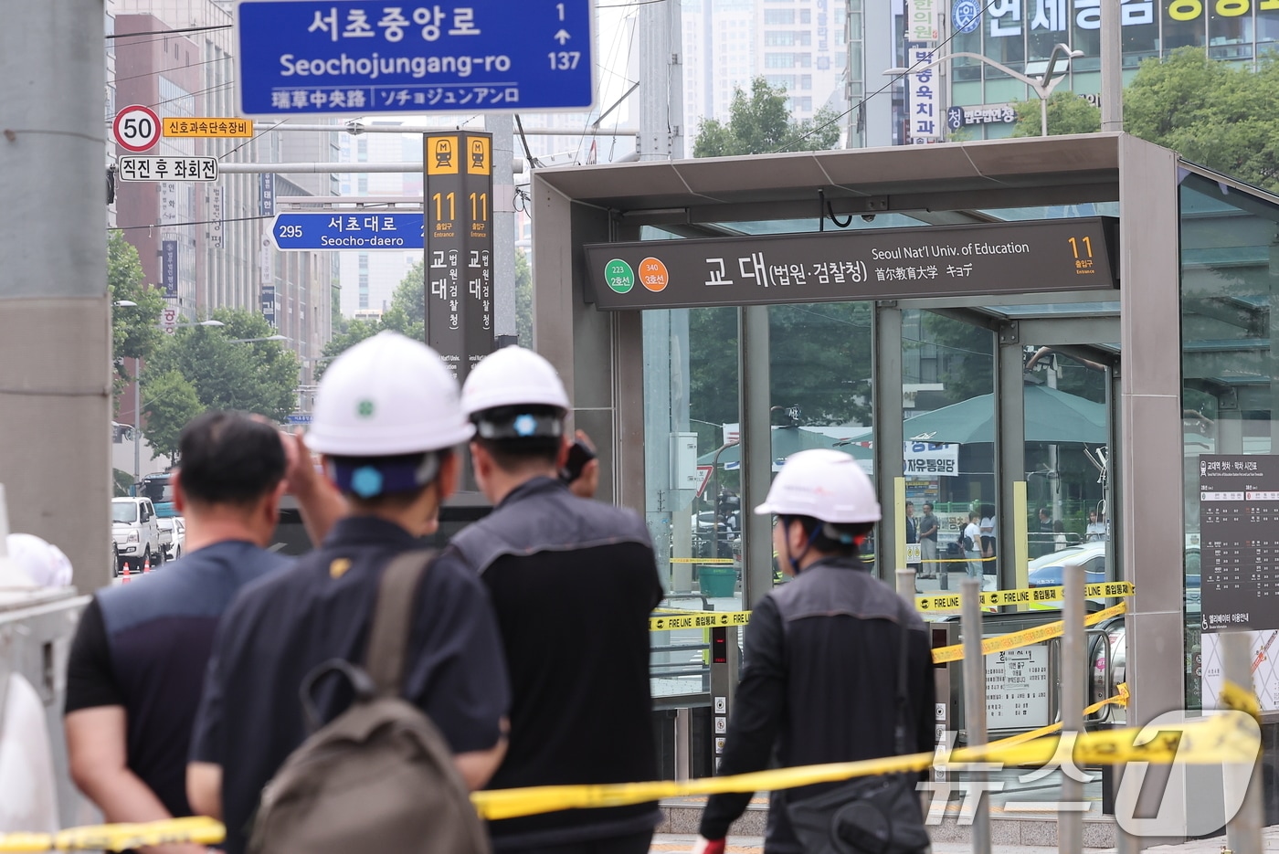 27일 오전 서울 서초구 지하철 2호선 교대역의 11번 출구 인근에서 도시가스가 유출되는 사고가 발생해 교대역 일대가 통제되고 있다. 서울지하철공사는 사고 직후 교대역을 지나는 2·3호선 열차를 무정차 통과시키고 있다. 2025.6.27/뉴스1 ⓒ News1 김성진 기자