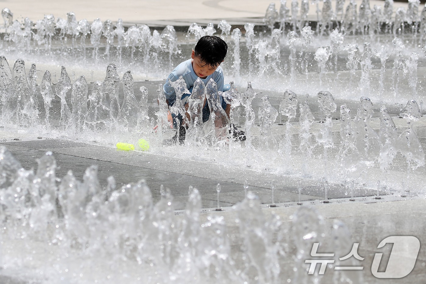 대구·경북에 올여름 첫 폭염주의보가 발효된 27일 오후 대구 서구 평리공원 바닥분수에서 어린이가 물장난을 치며 더위를 식히고 있다. 2025.6.27/뉴스1 ⓒ News1 공정식 기자