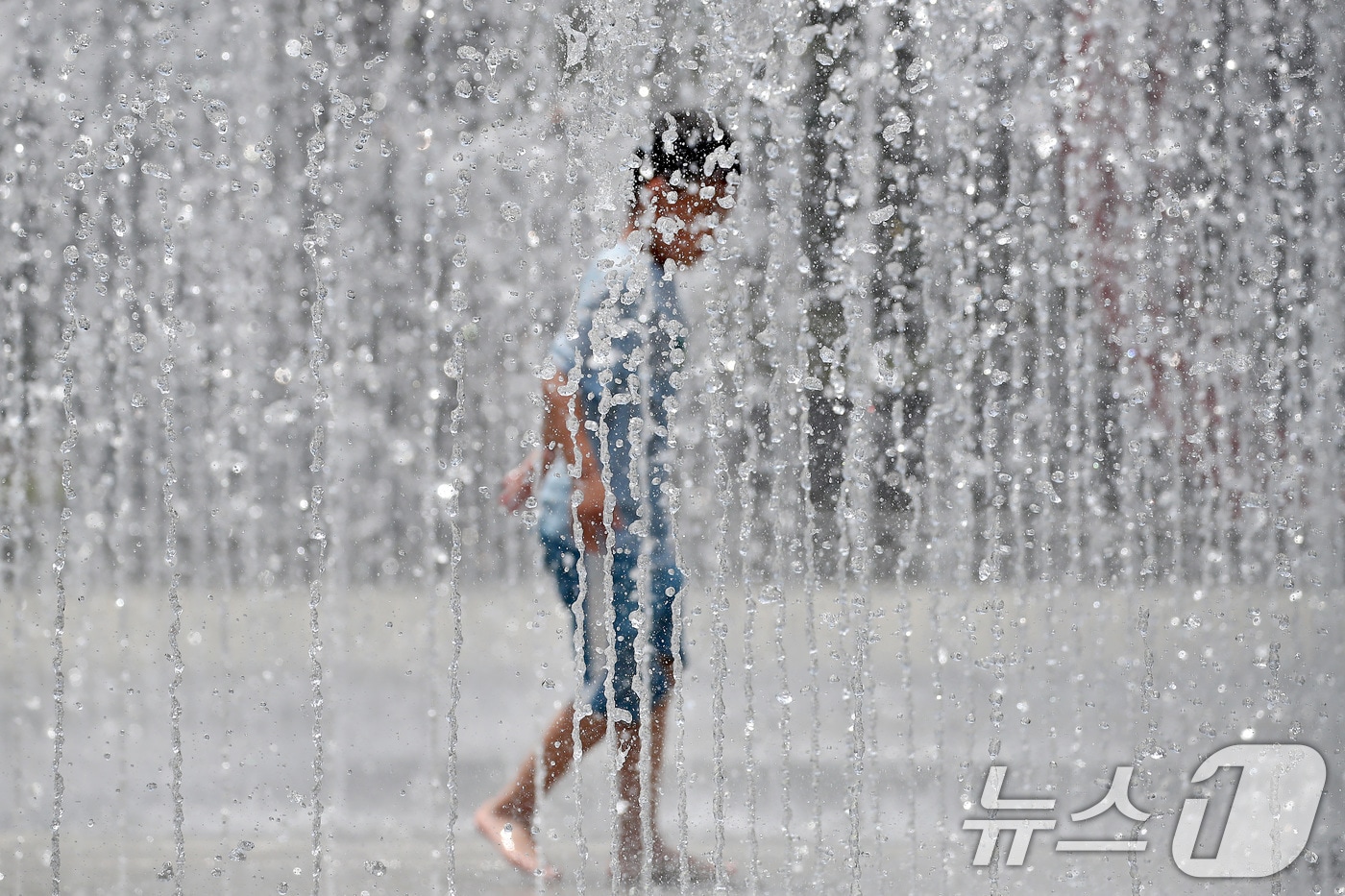 대구·경북에 올여름 첫 폭염주의보가 발효된 27일 오후 대구 서구 평리공원 바닥분수에서 어린이가 물장난을 치며 더위를 식히고 있다. 2025.6.27/뉴스1 ⓒ News1 공정식 기자