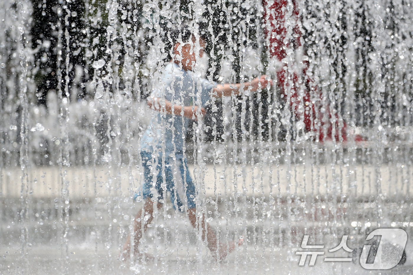 대구·경북에 올여름 첫 폭염주의보가 발효된 27일 오후 대구 서구 평리공원 바닥분수에서 어린이가 물장난을 치며 더위를 식히고 있다. 2025.6.27/뉴스1 ⓒ News1 공정식 기자