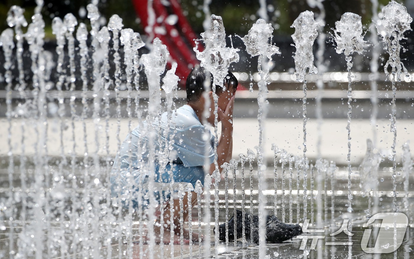 대구·경북에 올여름 첫 폭염주의보가 발효된 27일 오후 대구 서구 평리공원 바닥분수에서 어린이가 물장난을 치며 더위를 식히고 있다. 2025.6.27/뉴스1 ⓒ News1 공정식 기자