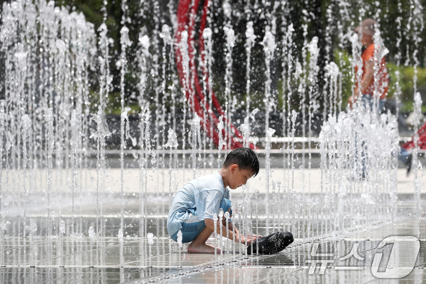 대구·경북에 올여름 첫 폭염주의보가 발효된 27일 오후 대구 서구 평리공원 바닥분수에서 어린이가 물장난을 치며 더위를 식히고 있다. 2025.6.27/뉴스1 ⓒ News1 공정식 기자