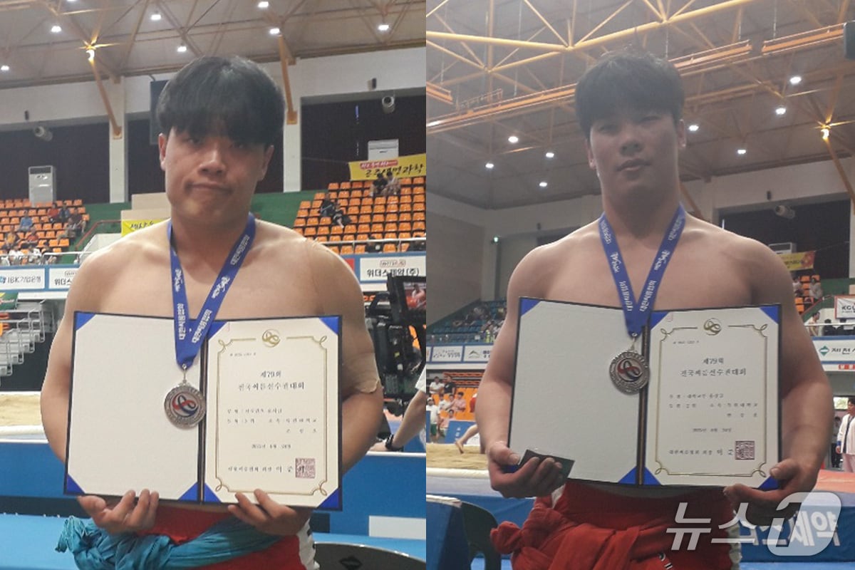 목원대 씨름부 조성오 선수(왼쪽)와 반승훈 선수가 기념촬영을 하고 있다. (목원대 제공.재판매 및 DB금지)/뉴스1