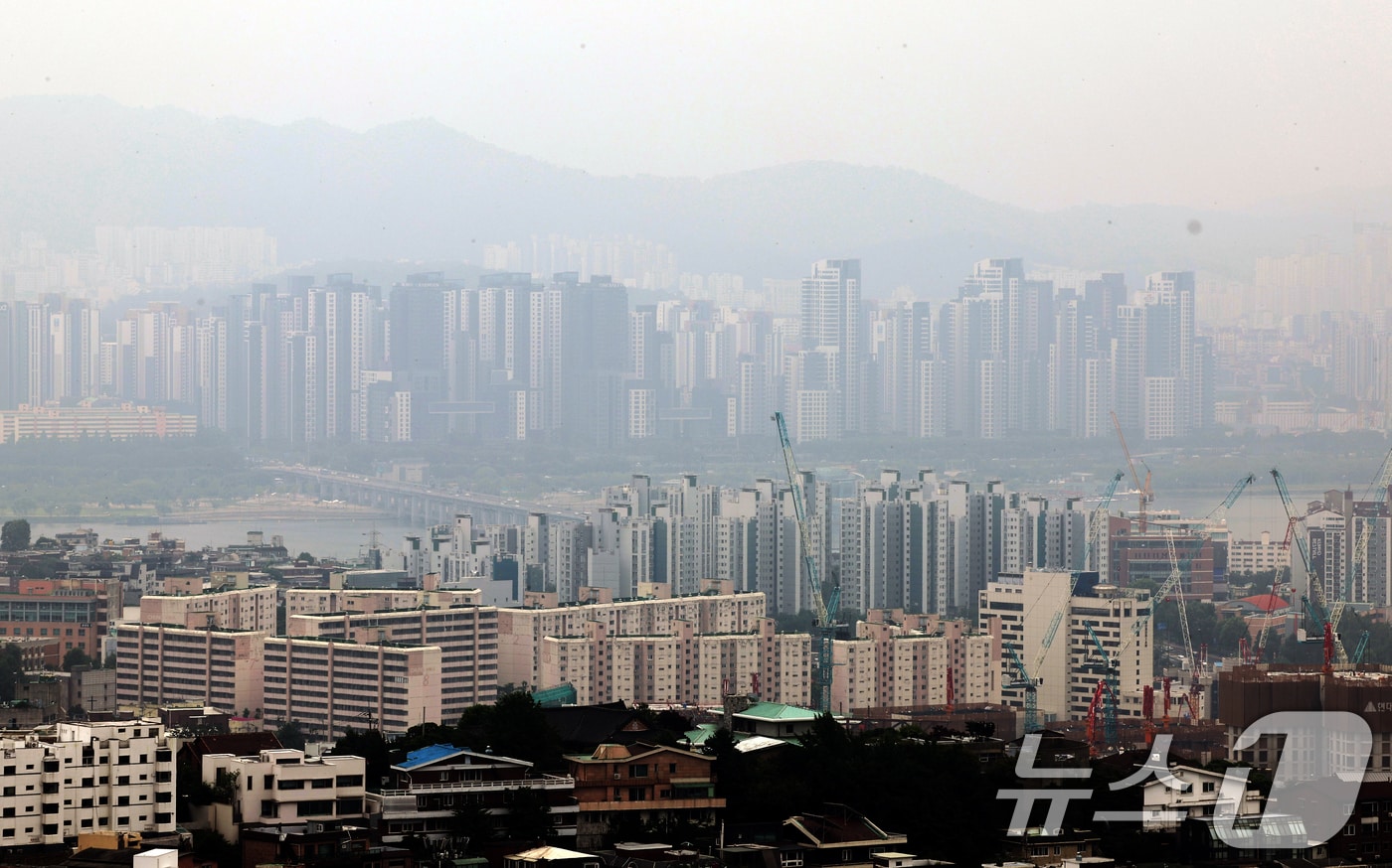 금융위원회는 27일 관계부처와 함께 '긴급 가계부채 점검회의'를 열고 오는 28일부터 수도권·규제 지역 내 주택 구입 목적의 주택담보대출(주담대) 최대한도를 6억 원으로 제한한다고 밝혔다. 사진은 이날 서울시내 아파트의 모습. 2025.6.27/뉴스1 ⓒ News1 황기선 기자