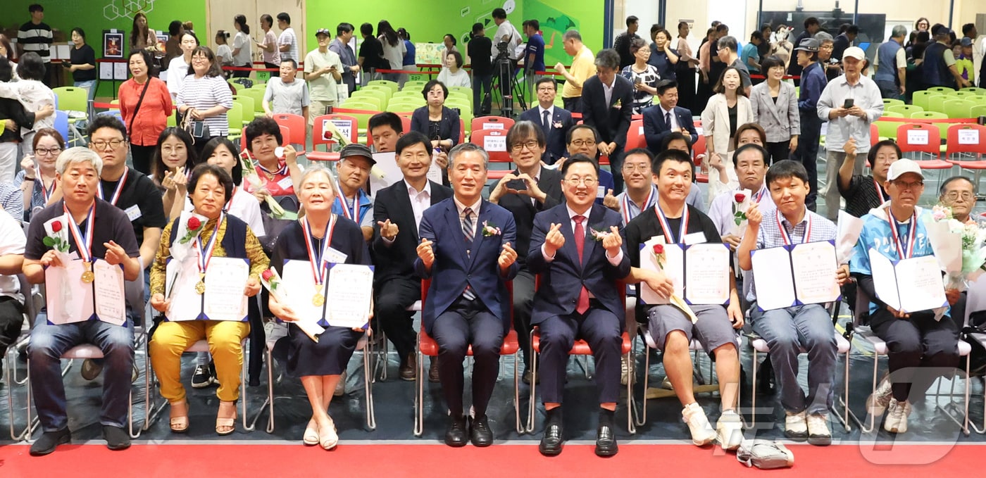 이장우 대전시장이 27일 한국폴리텍대학 대전캠퍼스에서 열린 대전장애인기능경기대회 폐회식에서 수상자들과 기념촬영 하고 있다.(대전시 제공. 재판매 및 DB금지) 2025.6.27/뉴스1
