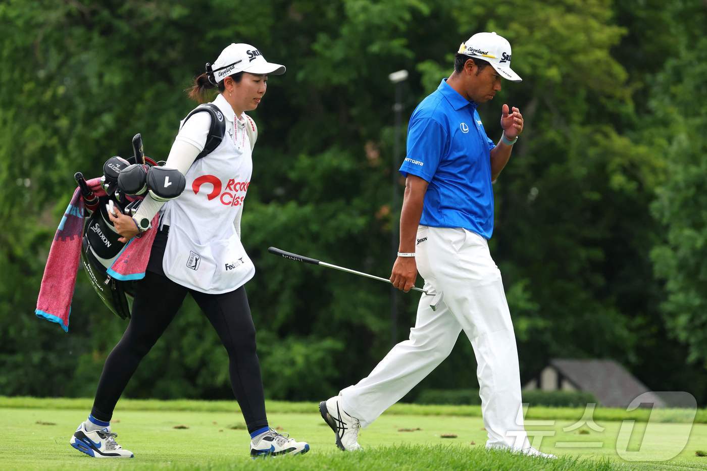 마쓰야마 히데기와 임시 캐디 이누이 메이. ⓒ AFP=뉴스1