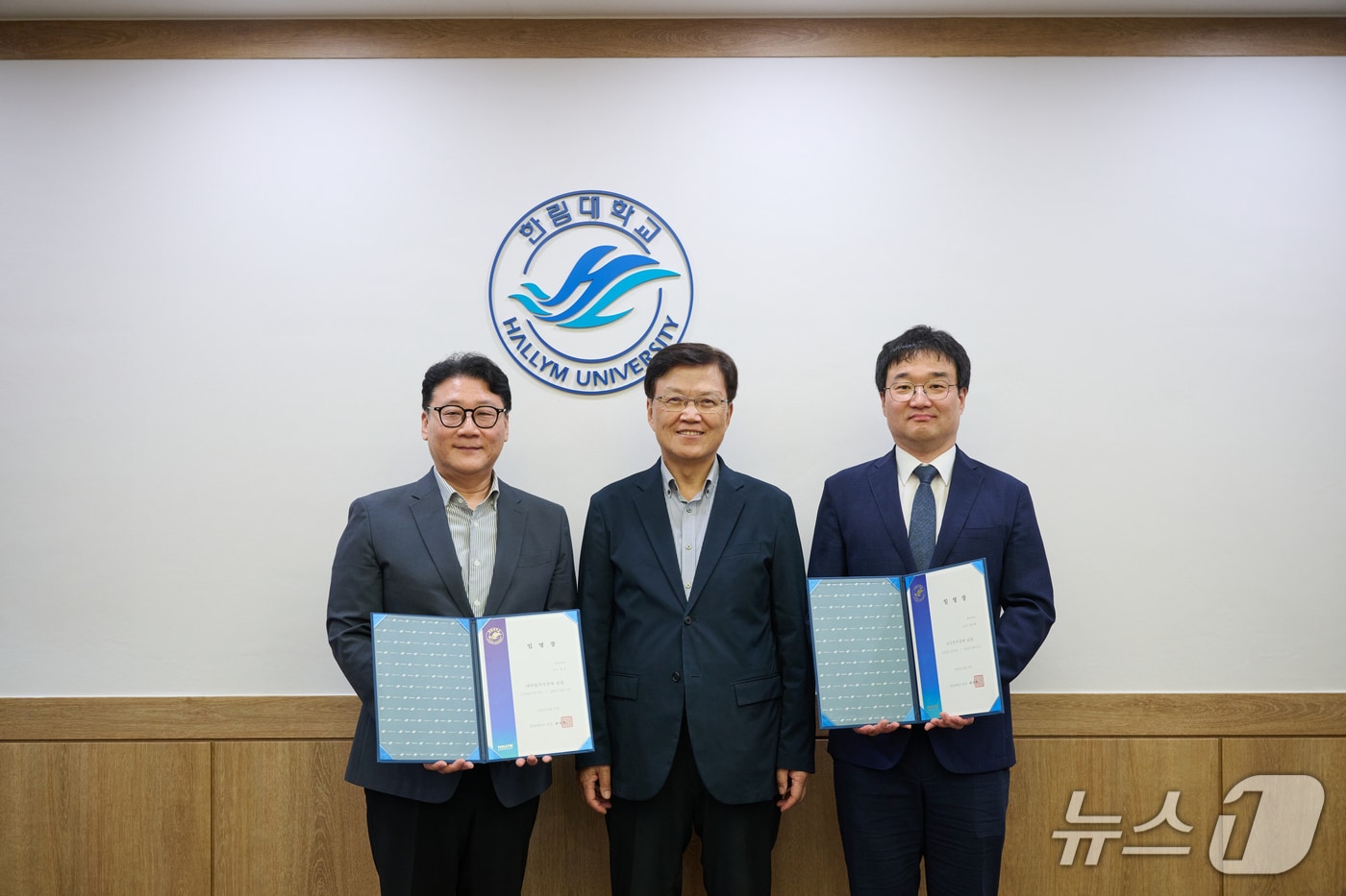 한림대학교, 임명장 수여식 사진 왼쪽부터 최훈 대외협력처장, 최양희 총장, 한승백 교무부처장.(한림대 제공, 재판매 및 DB금지)