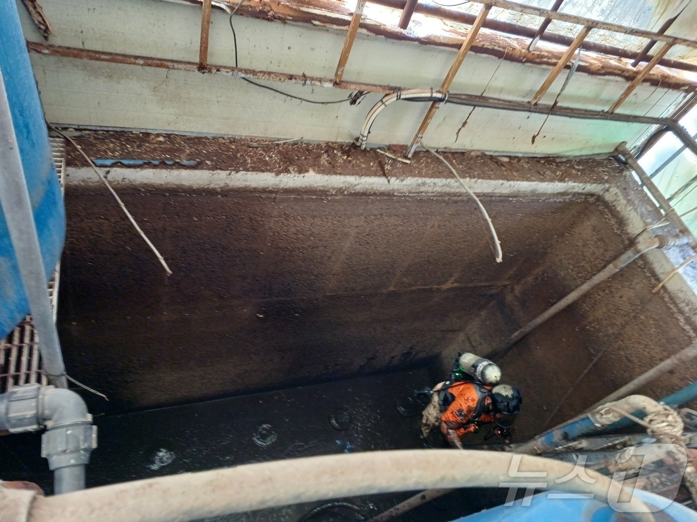 27일 오후 1시 26분쯤 전남 여수시 만흥동 소재 식품 가공 업체에서 정화조 청소 작업을 하던 남성 2명이 질식해 소방당국이 구조작업을 하고 있다.(여수소방서 제공. 재판매 및 DB 금지)