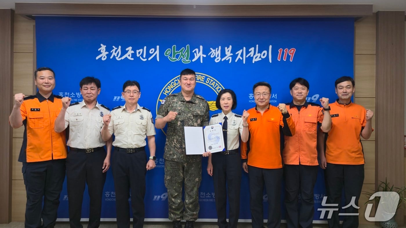 홍천소방서, 홍천강에 빠진 10대 구조한 진강섭 상사에게 표창 수여.(홍천소방서 제공, 재판매 및 DB금지)