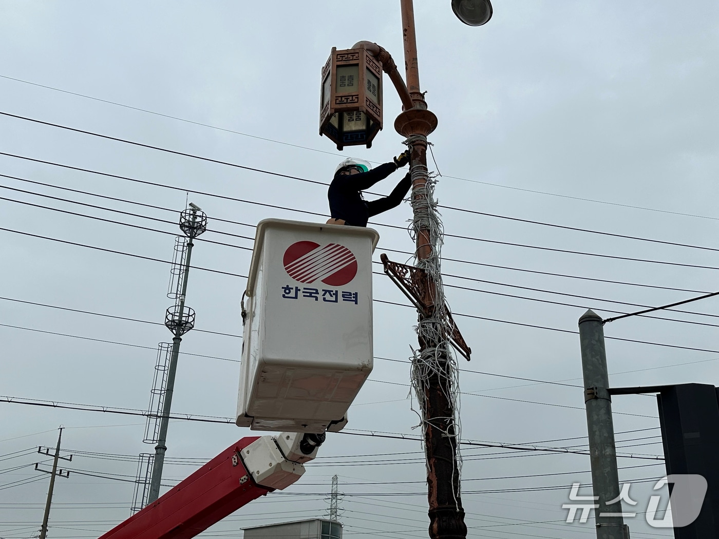  불법 광고물 제거하는 한국전력공사 하남지사&#40;경기 하남시 제공. 재판매 및 DB 금지&#41;/뉴스1