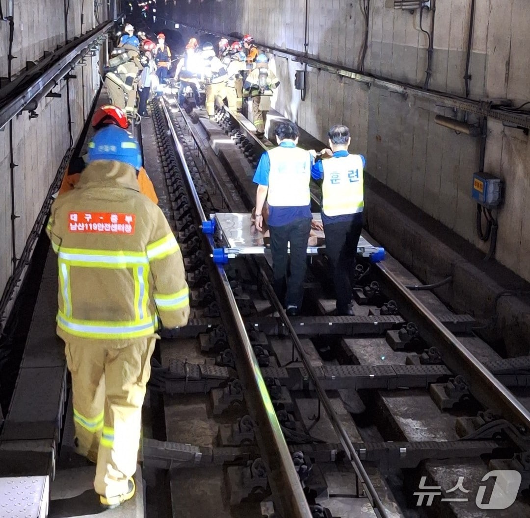 대구교통공사와 대구 중부소방서가 27일 오전 1~3시 대구도시철도 환승역인 반월당역에서 열차와 역사 화재를 가정한 비상 대응훈련을 실시하고 있다. (대구교통공사 제공. 재판매 및 DB 금지) 2025.6.27/뉴스1