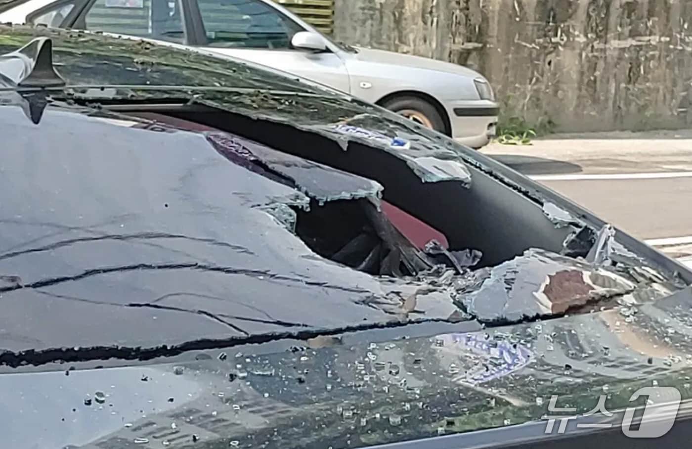 지난 26일 광주 북구 일대에서 차량 주행 중 발생한 시비로 인해 60대 남성이 손괴한 차량의 모습.&#40;독자 제공. 재판매 및 DB 금지&#41;