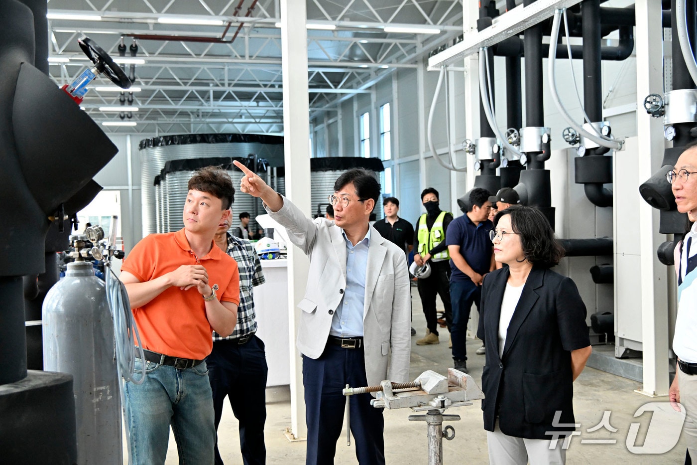 최훈식 전북 장수군수가 27일 장수읍 두산리 일원에 조성되고 있는 지역특화 임대형 스마트팜 공사 현장을 찾아 추진 상황을 최종 점검했다.&#40;장수군 제공. 재판매 및 DB금지&#41;2025.6.27/뉴스1