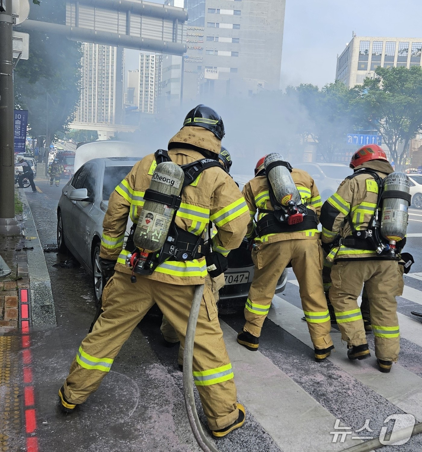 27일 오전 9시 23분쯤 대구 중구 남산동 청라언덕역 인근에서 승용차에 불이 나 소방관이 진화하고 있다. (대구소방본부 제공. 재판매 및 DB 금지) 2025.6.27/뉴스1