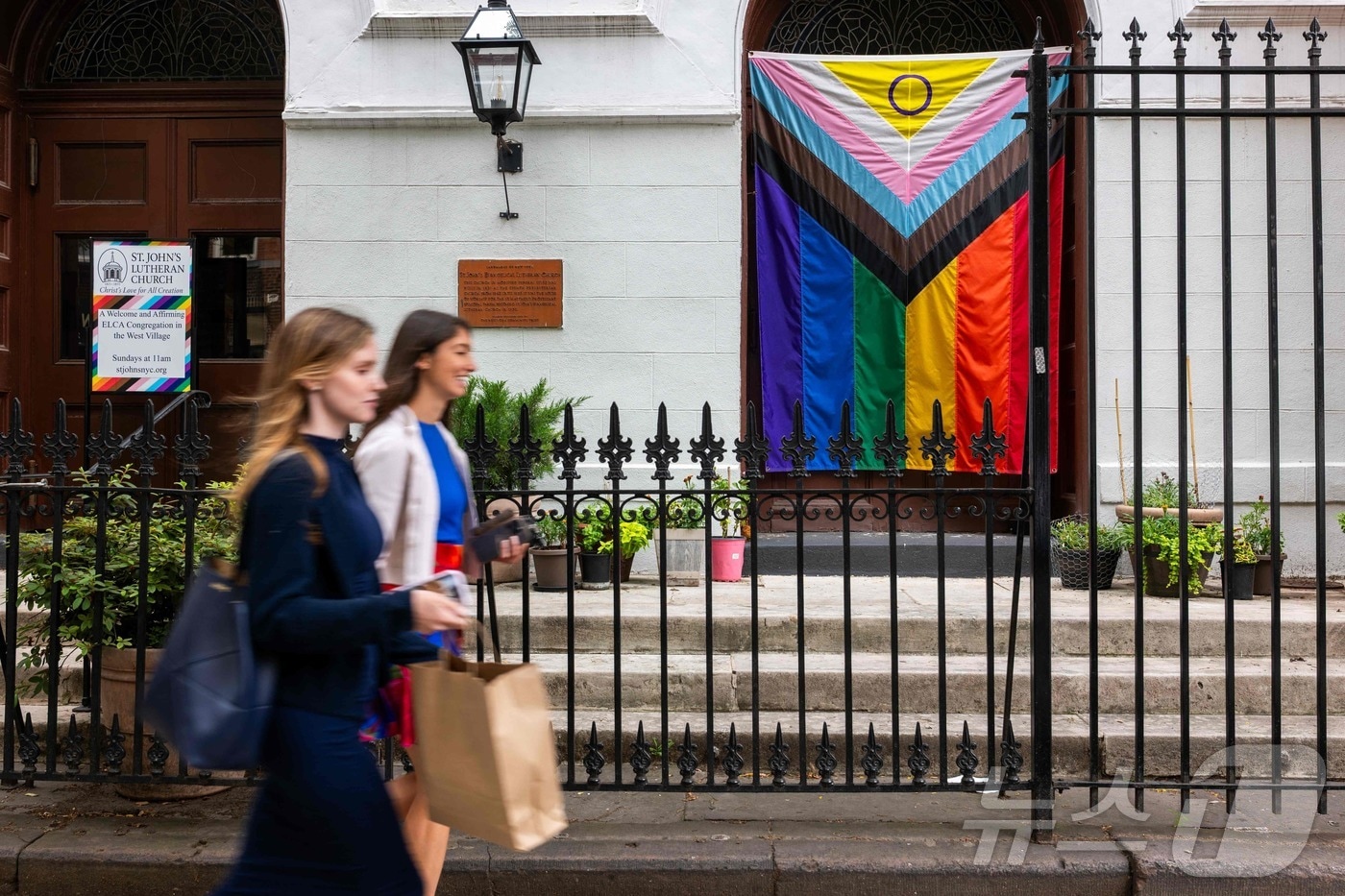 26일(현지시간) 미국 뉴욕시의 스톤월 기념비 옆 세인트 존스 루터교에 프라이드 깃발이 걸려 있다. 뉴욕시는 매년 6월 성소수자 인권의 달 '프라이드 먼스'를 맞아 퍼레이드를 진행한다. 특히 올해는 대법원의 '오버게펠 대 호지스' 판결로 전국적으로 동성결혼이 합법화된 지 10주년을 맞는다. 25.06.26 ⓒ AFP=뉴스1 ⓒ News1 김예슬 기자