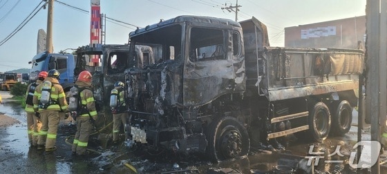 충남 예산 관작리 트럭 화재 현장 모습. (예산소방서 제공. 재판매 및 DB금지) / 뉴스1