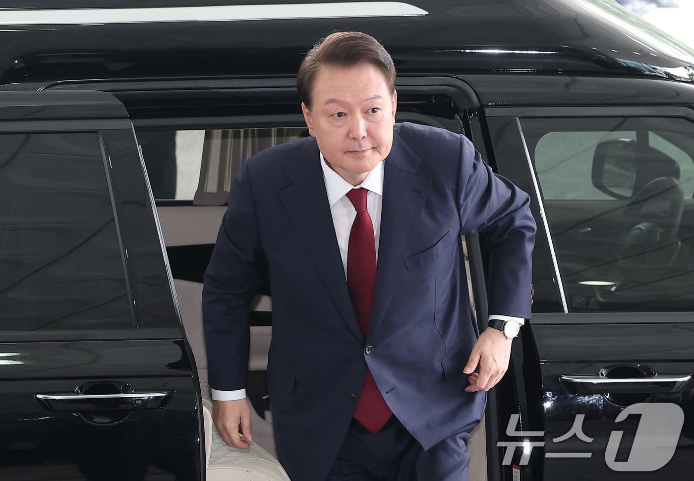 윤석열 전 대통령이 28일 오전 서울 서초구 서울고검 청사에 마련된 내란특검에 피의자 신분으로 첫 출석하고 있다. ⓒ News1 김성진 기자