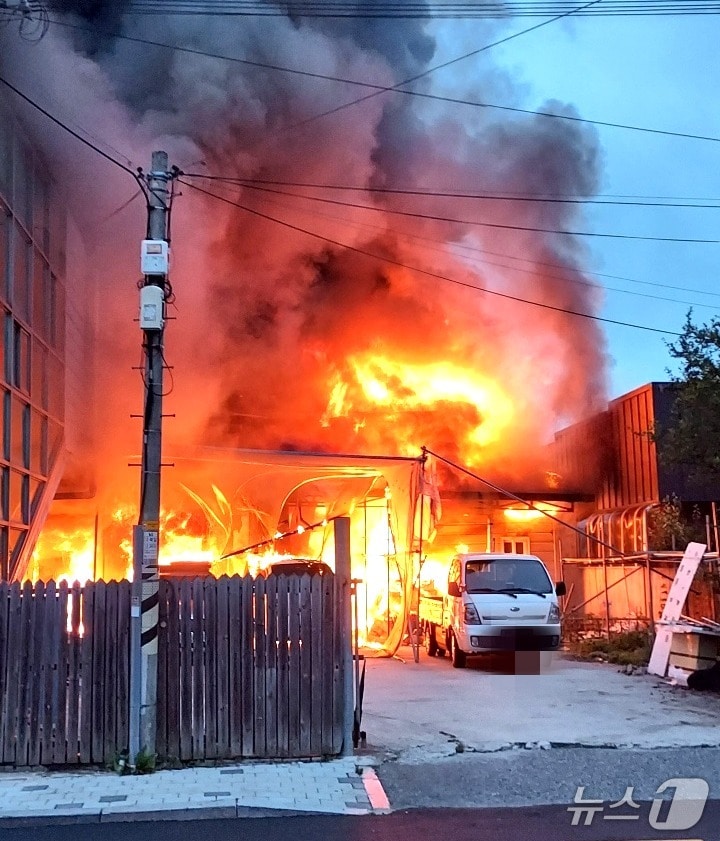 28일 오전 5시 21분께 전북 익산시 신동의 한 싱크대 보관 창고에서 화재가 발생했다.(전북소방본부 제공, 재판매 및 DB 금지)/뉴스1