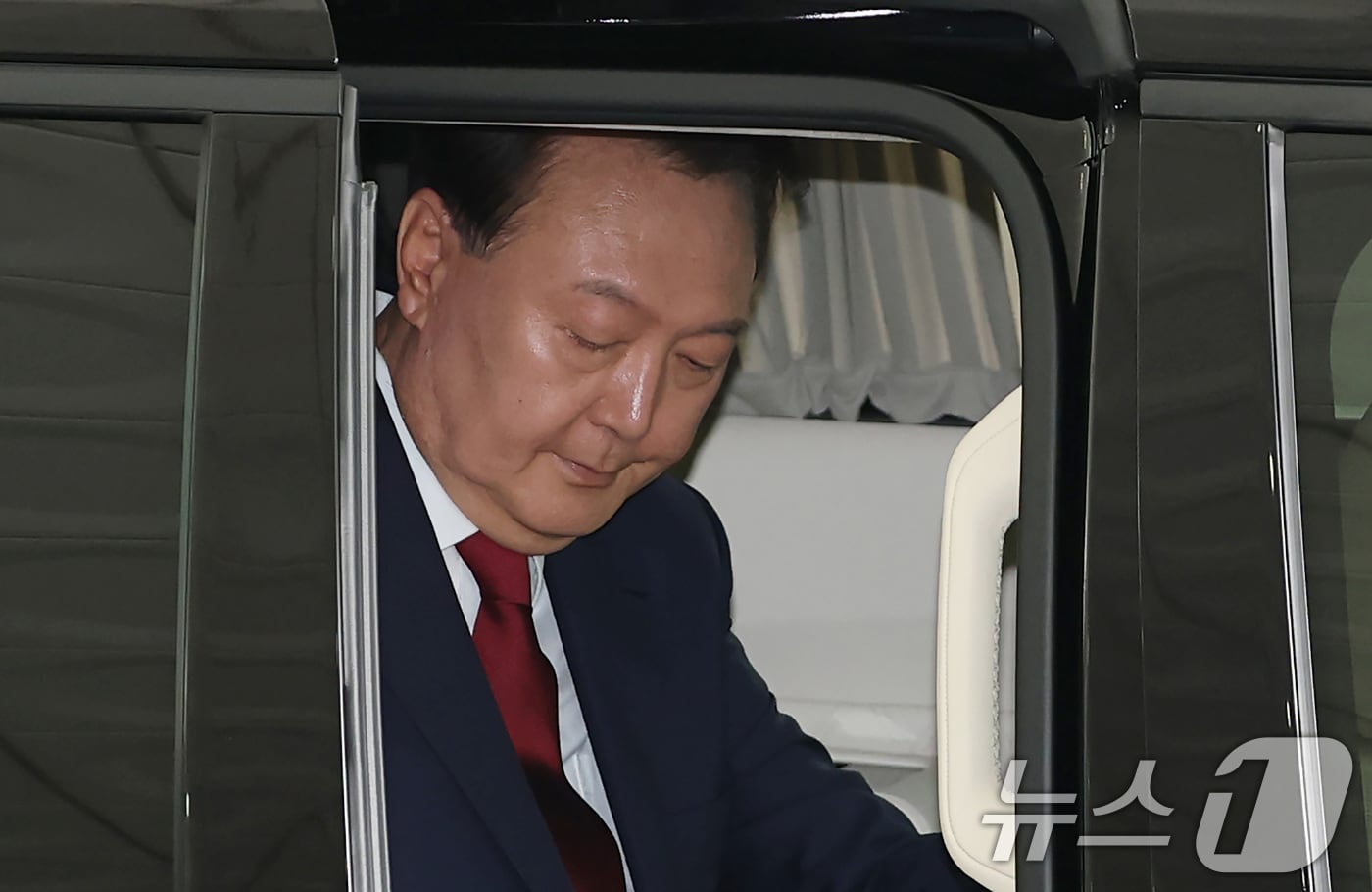 윤석열 전 대통령이 28일 오전 대면 조사를 받기 위해 서울 서초구 서울고검에 마련된 내란특검 사무실로 출석하고 있다. &#40;공동취재&#41; 2025.6.28/뉴스1 ⓒ News1 김성진 기자