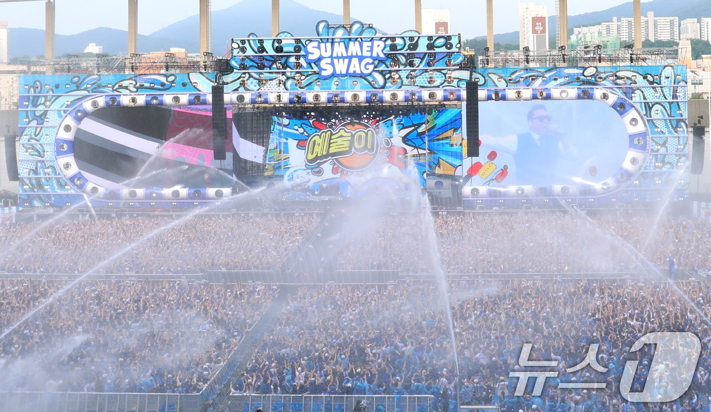 가수 싸이가 28일 오후 인천 서구 인천아시아드 주경기장에서 가진 &#39;싸이 흠뻑쇼 SUMMER SWAG 2025 - 인천&#39;에서 화려한 무대를 선보이고 있다. 2025.6.28/뉴스1 ⓒ News1 권현진 기자