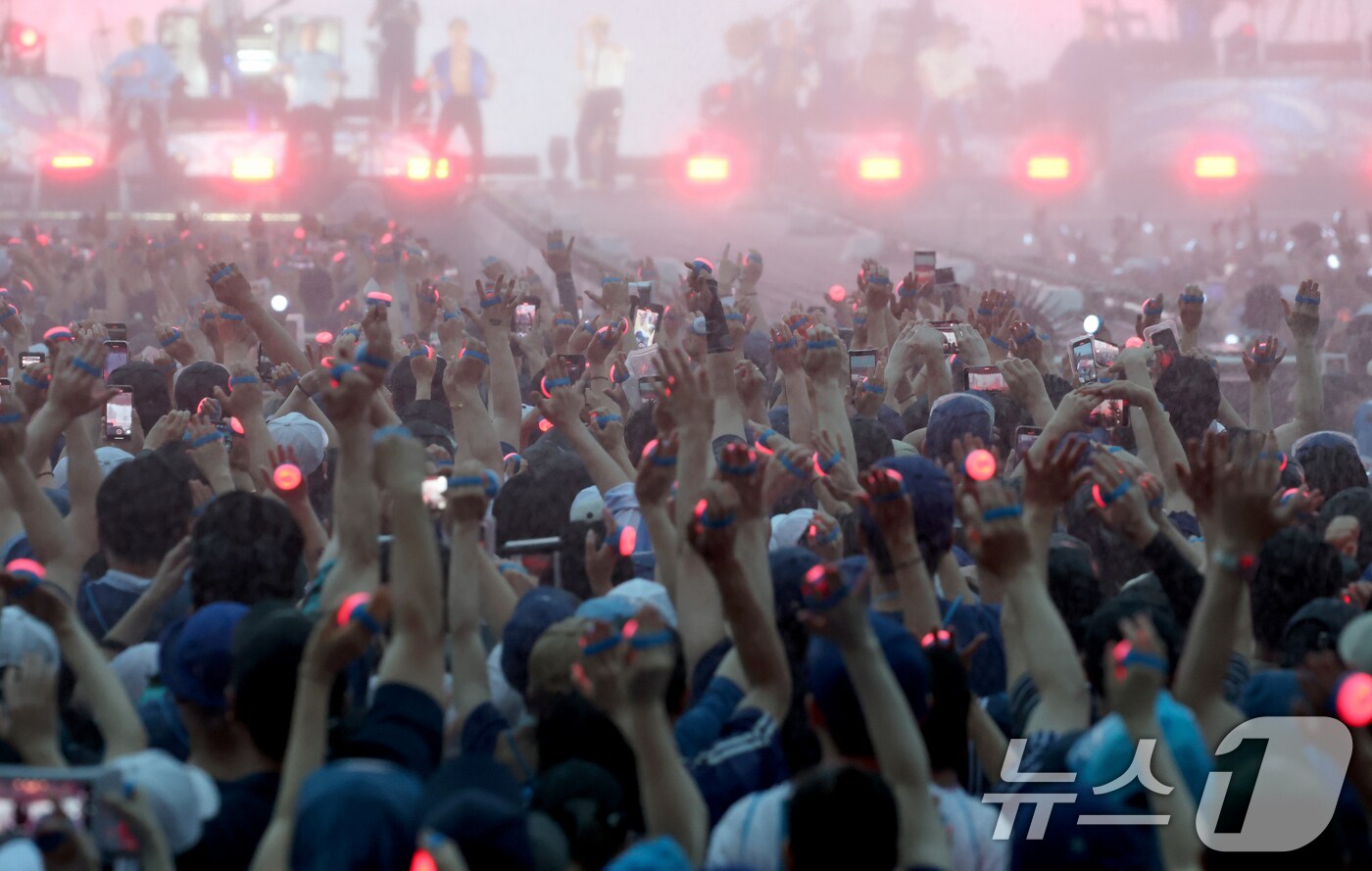 지난 6월28일 오후 인천 서구 인천아시아드 주경기장에서 열린 '싸이 흠뻑쇼 SUMMER SWAG 2025 - 인천'에서 관객들이 물폭탄을 맞으며 공연을 즐기고 있다. 2025.6.28/뉴스1 ⓒ News1 권현진 기자