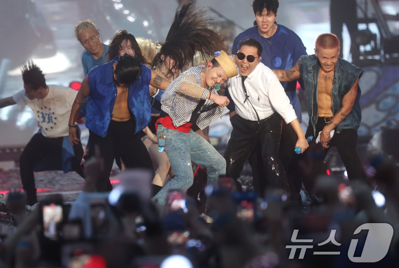 빅뱅 지드래곤과 싸이가 28일 오후 인천 서구 인천아시아드 주경기장에서 열린 '싸이 흠뻑쇼 SUMMER SWAG 2025 - 인천'에서 환상의 무대를 선보이고 있다. 2025.6.28/뉴스1 ⓒ News1 권현진 기자