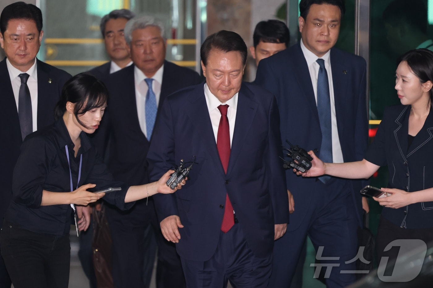 윤석열 전 대통령이 29일 새벽 서울 서초구 서울고등검찰청 청사에 마련된 내란특검 사무실에서 피의자 신분으로 조사를 마친 뒤 귀가하고 있다.(공동취재) 2025.6.29/뉴스1 ⓒ News1 김성진 기자