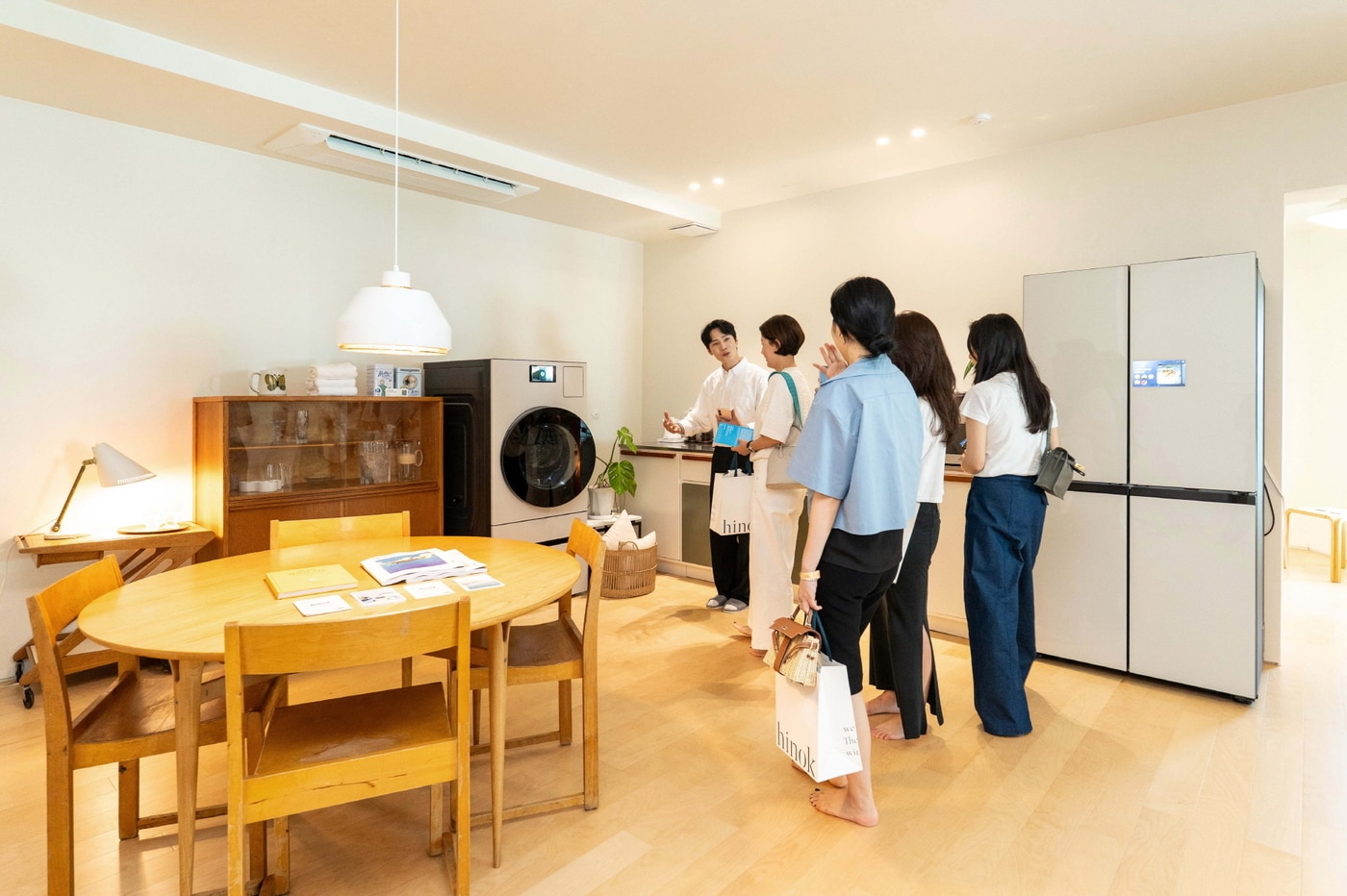 관람객이 부산 해운대구 달맞이길 복합문화공간 에케(ECKE)에서 진행된 라이프스타일 전시에서 삼성전자 2025년형 비스포크 AI 가전을 체험하고 있다(삼성전자 제공). ⓒ 뉴스1