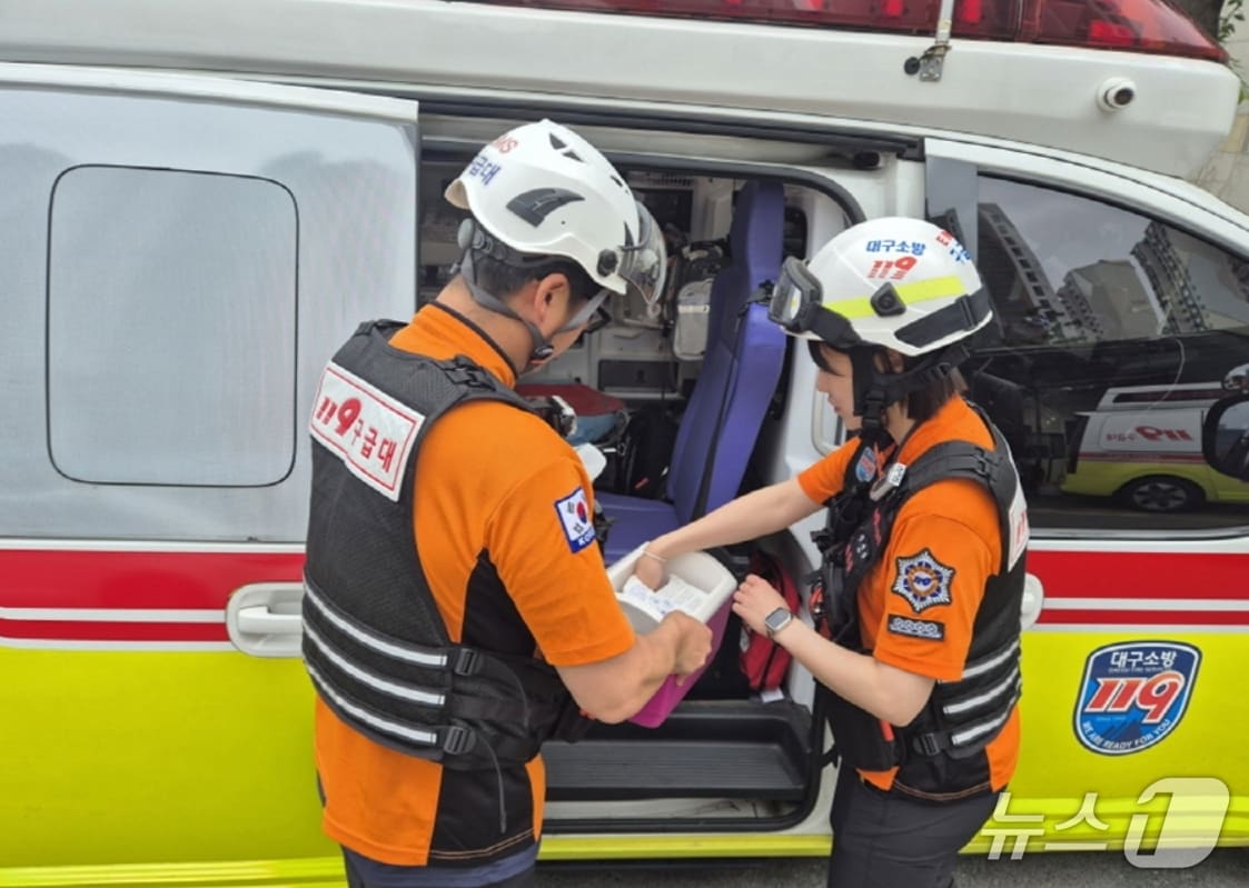 대구소방안전본부는 오는 9월 30일까지 '폭염구급대'를 운영한다. 사진은 소방대원 구급활동 모습. (대구소방안전본부 제공. 재판매 및 DB 금지)