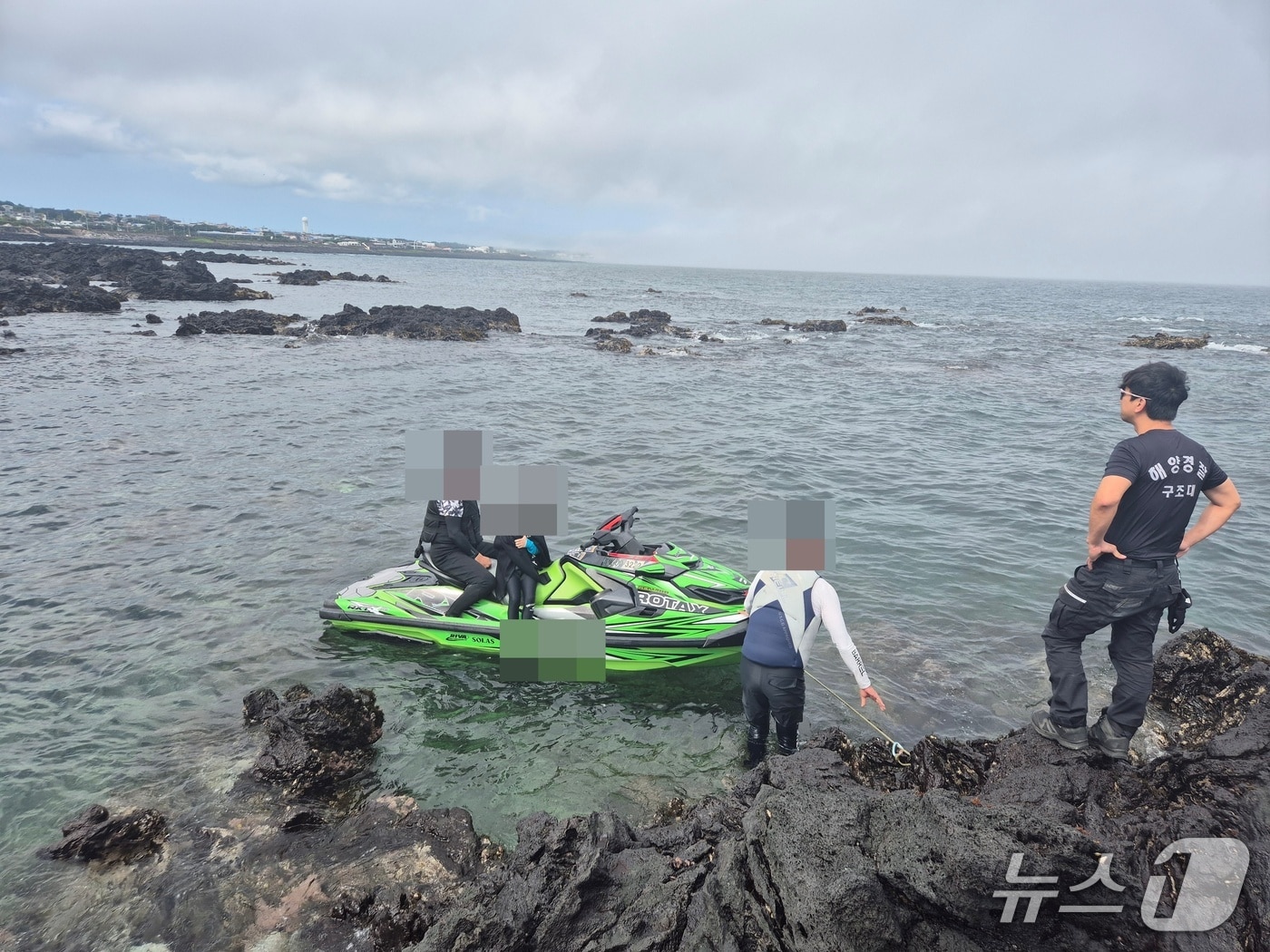 지난 28일 오후 서귀포시 성산 앞바다에서 수상오토바이가 시동이 꺼져 3명이 구조되고 있다.(서귀포해양경찰서 제공. 재판매 및 DB 금지)